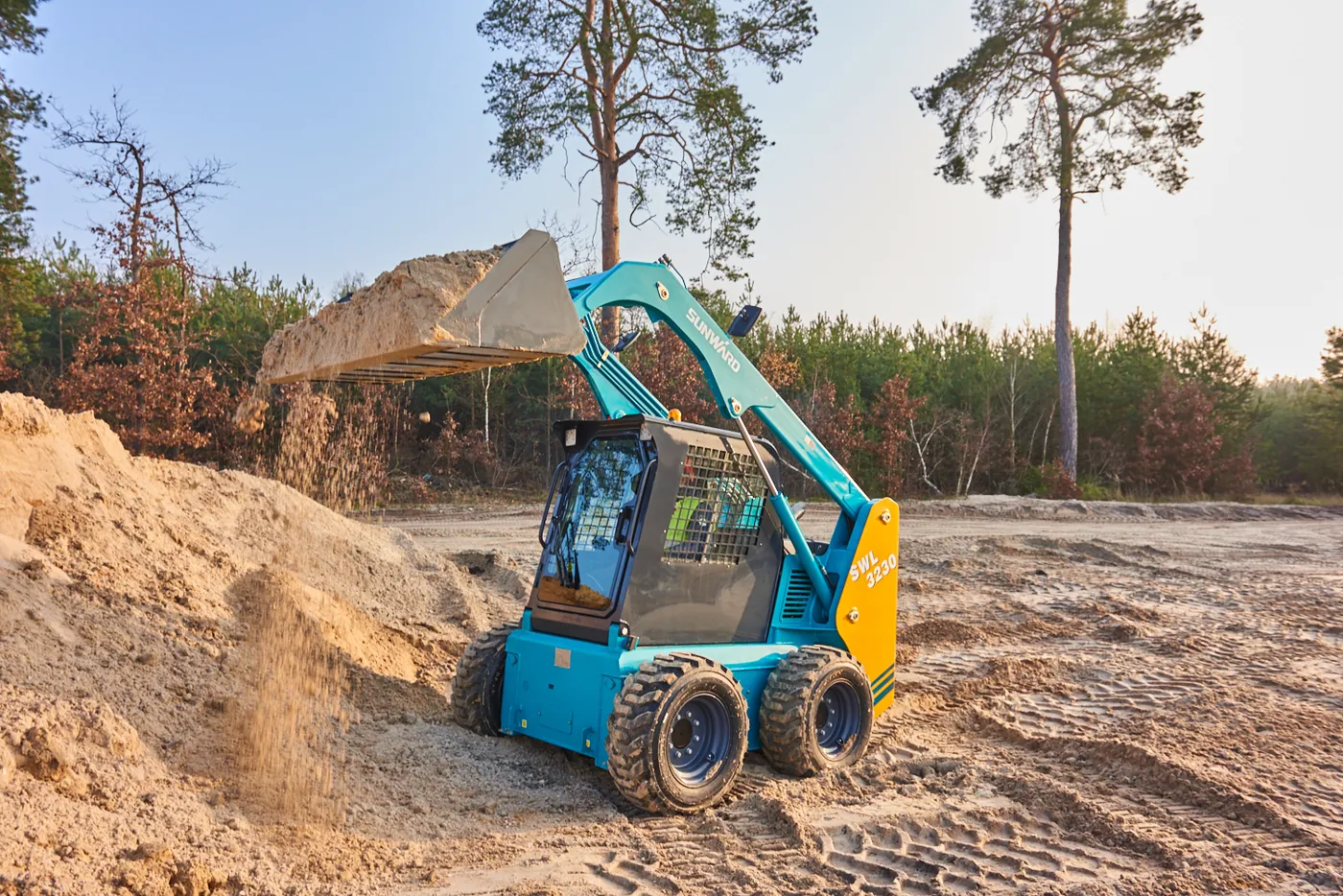 Мини-погрузчик SUNWARD SWL3220 в работе